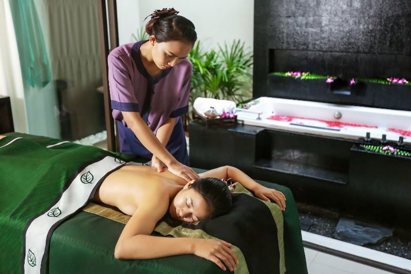 One-of-Banyan-Tree-Samui-spa-therapists-in-action.jpg